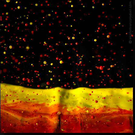 Ultra fast flash stops the motion of the droplets.